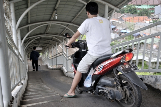 Ugal-Ugalan Pemotor Terobos JPO Stasiun Pasar Minggu Baru