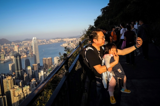 Mendaki Jadi Cara Warga Hong Kong Hindari Virus Corona