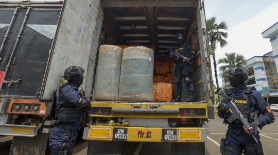 Bea Cukai Amankan Narkoba dan Penyelundupan Pakaian Bekas
