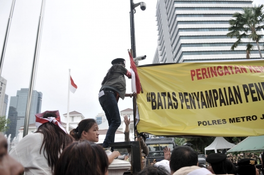 Aksi Gerakan Rabu Orange Geruduk Balai Kota