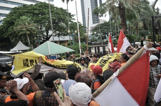 Aksi Gerakan Rabu Orange Geruduk Balai Kota