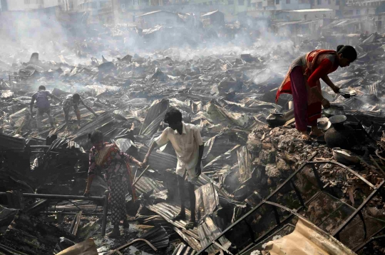 Ratusan Rumah Hangus Terbakar di Bangladesh