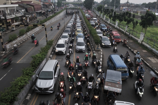 Imbas Proyek Flyover, Kemacetan Mengular Hingga Underpass Pasar Minggu