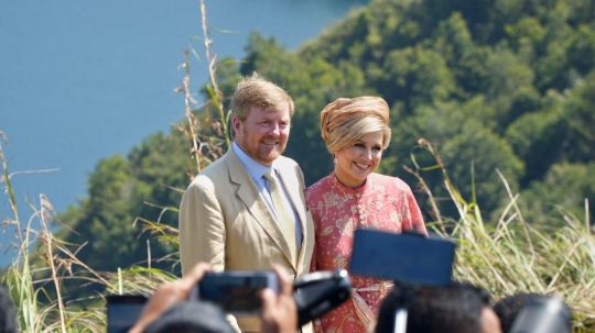 Gaya Raja dan Ratu Belanda Saat Berkunjung ke Danau Toba