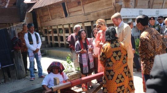 Gaya Raja dan Ratu Belanda Saat Berkunjung ke Danau Toba
