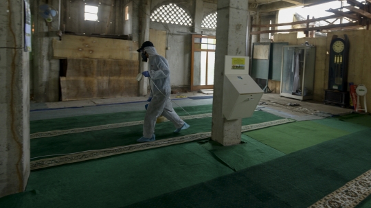 Antisipasi Penyebaran Corona, Masjid Disemprot Cairan Disinfektan