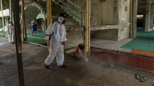 Antisipasi Penyebaran Corona, Masjid Disemprot Cairan Disinfektan