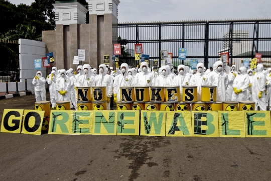 Aksi Greenpeace di Depan Gedung DPR