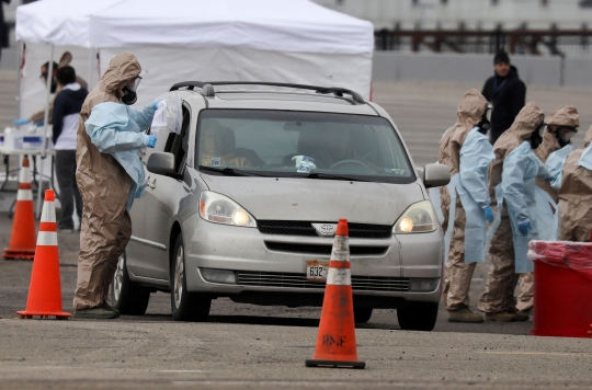 Layanan Drive-Thru Tes Virus Corona Diserbu Warga Colorado