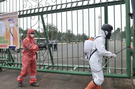 Penyemprotan Disinfektan pada Fasilitas Umum