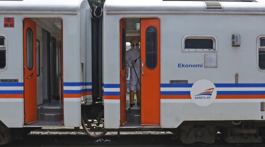 KAI Sterilisasi Kereta di Stasiun Pasar Senen