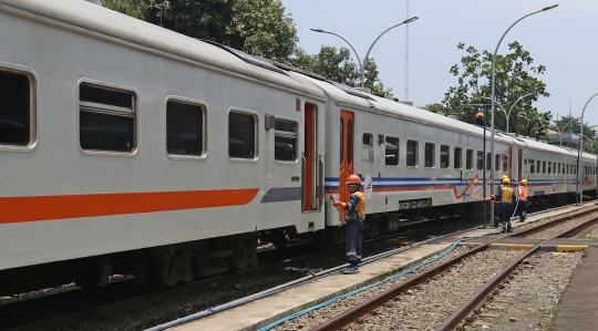 KAI Sterilisasi Kereta di Stasiun Pasar Senen