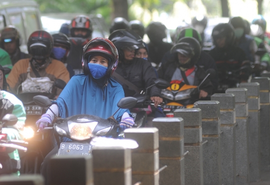 Suasana Kepadatan Lalu Lintas Jakarta Pasca Imbauan Bekerja di Rumah