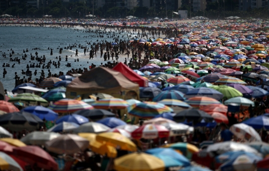 Meski Telah Diumumkan Wabah Corona, Warga Brasil Santai Liburan di Pantai