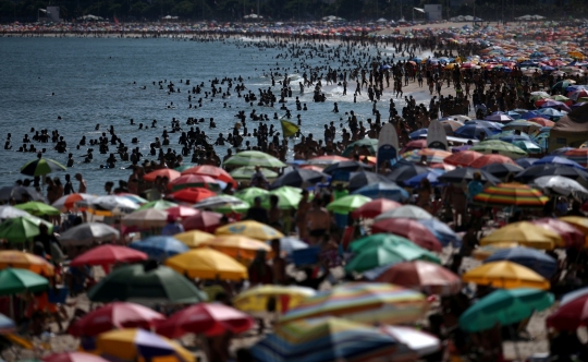 Meski Telah Diumumkan Wabah Corona, Warga Brasil Santai Liburan di Pantai