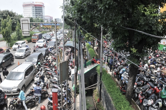 Semrawutnya Kemacetan Akibat Parkiran di Pasar Pramuka Membeludak