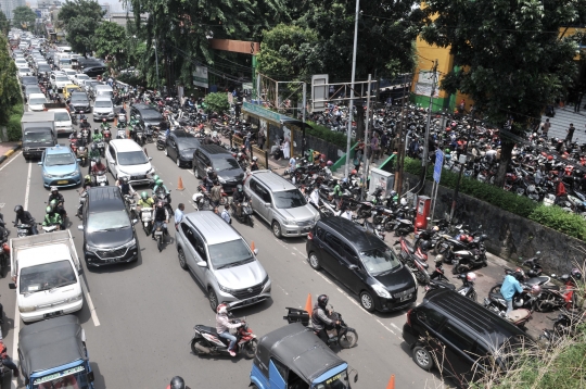 Semrawutnya Kemacetan Akibat Parkiran di Pasar Pramuka Membeludak