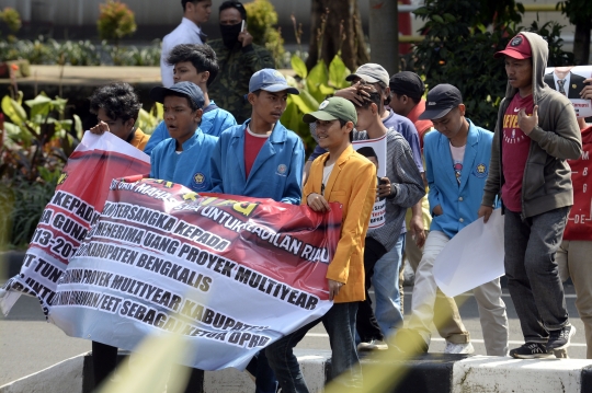 Massa Jong Riau Anti Korupsi Desak KPK Jerat Ketua DPRD Riau
