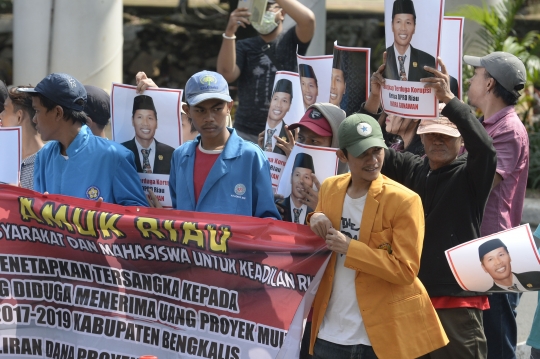 Massa Jong Riau Anti Korupsi Desak KPK Jerat Ketua DPRD Riau