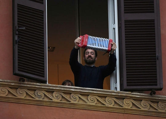 Aksi Warga Italia Main Musik Bersama dari Jendela Apartemen di Tengah Lockdown