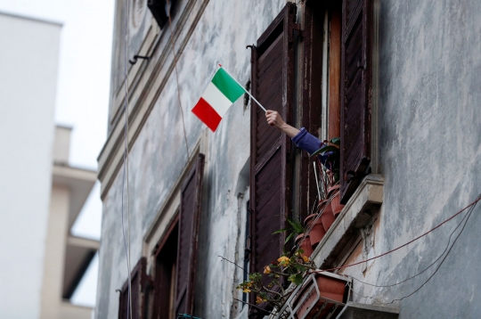 Aksi Warga Italia Main Musik Bersama dari Jendela Apartemen di Tengah Lockdown