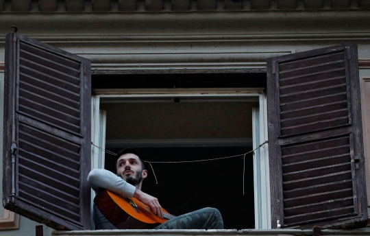 Aksi Warga Italia Main Musik Bersama dari Jendela Apartemen di Tengah Lockdown