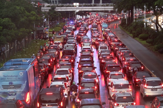 Imbas Ganjil Genap ditiadakan, Lalu Lintas di Sudirman Macet Parah