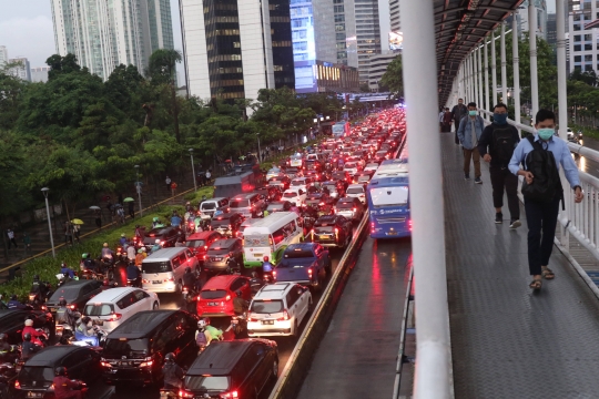 Imbas Ganjil Genap ditiadakan, Lalu Lintas di Sudirman Macet Parah