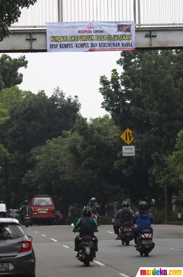 Foto : Spanduk Ajakan Hindari Kerumunan Hiasi JPO| merdeka.com