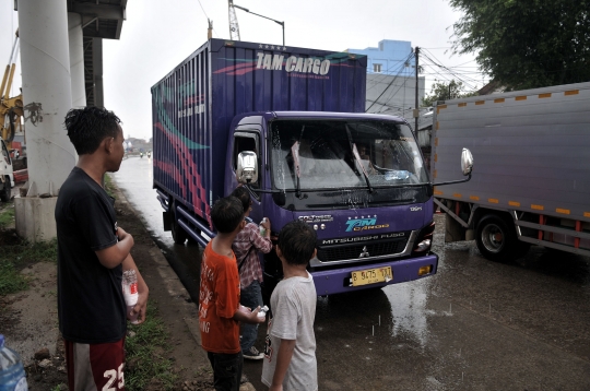 Geliat Anak-Anak Pembersih Kaca Mobil di Jalan Raya