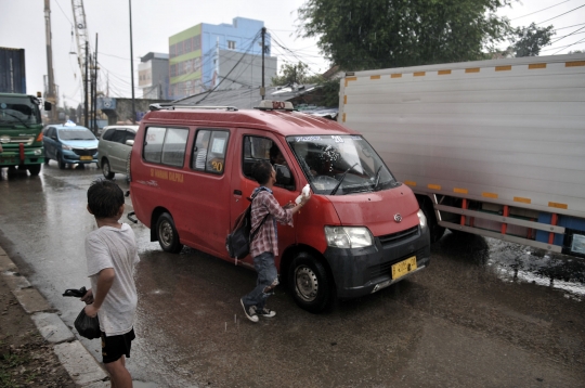 Geliat Anak-Anak Pembersih Kaca Mobil di Jalan Raya