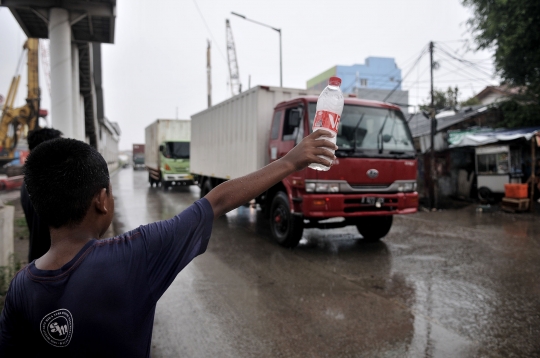 Geliat Anak-Anak Pembersih Kaca Mobil di Jalan Raya