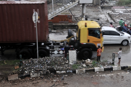 Geliat Anak-Anak Pembersih Kaca Mobil di Jalan Raya