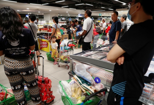 Kebijakan Lockdown Malaysia Picu Panic Buying di Singapura