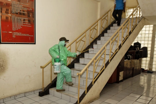 Penyemprotan Disinfektan di Kantor Kecamatan Guna Cegah Corona