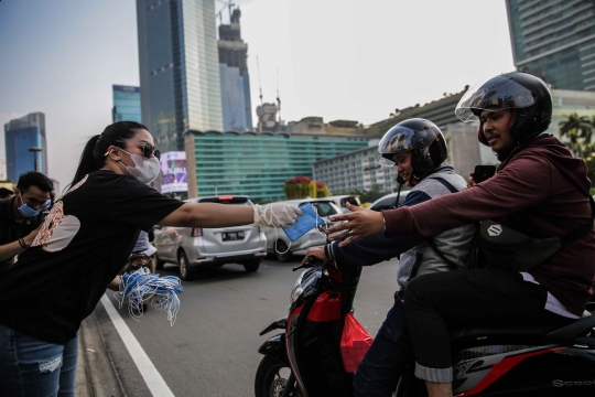 Aksi Relawan Berbagi Masker Gratis Cegah Penyebaran Covid-19