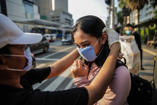Aksi Relawan Berbagi Masker Gratis Cegah Penyebaran Covid-19
