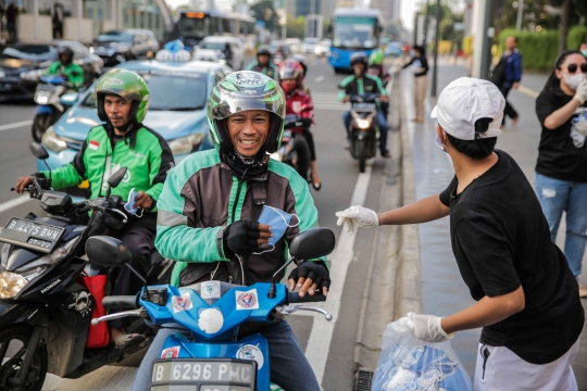 Aksi Relawan Berbagi Masker Gratis Cegah Penyebaran Covid-19