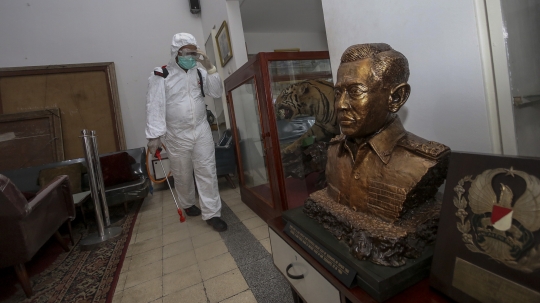 Penyemprotan Disinfektan di Museum Ahmad Yani