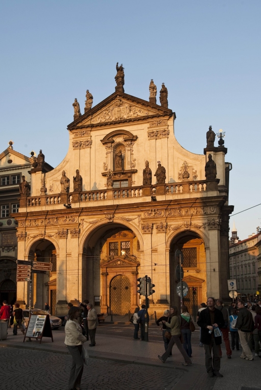 Melihat Salah Satu Perpustakaan Terindah di Dunia yang Ada di Praha, Ceko