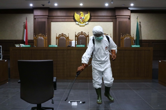 Ruang Sidang PN Jakarta Pusat Disemprot Cairan Disinfektan