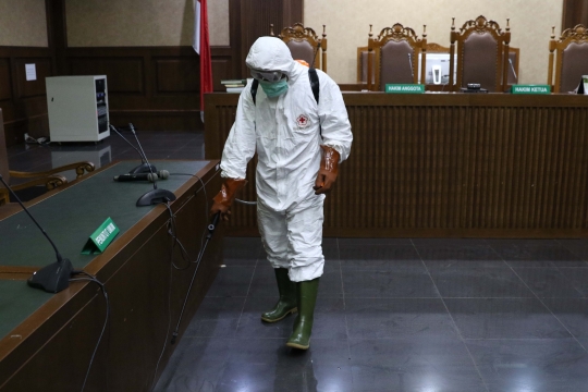 Ruang Sidang PN Jakarta Pusat Disemprot Cairan Disinfektan