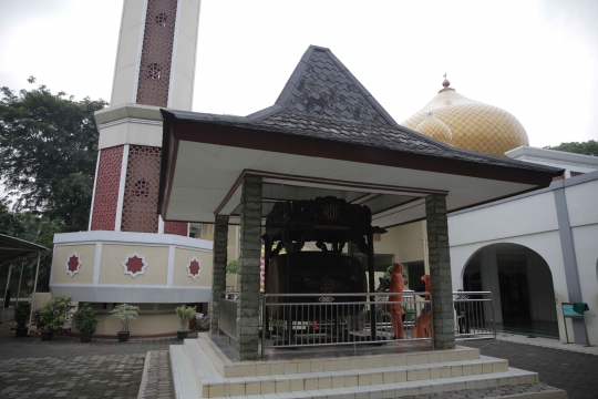 Masjid Pangeran Diponegoro dan Klenteng Kong Miao di TMII Disemprot Disinfektan