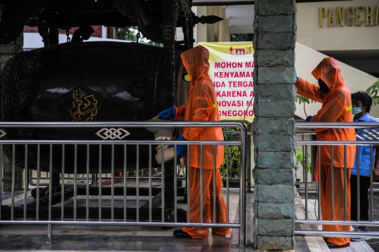 Masjid Pangeran Diponegoro dan Klenteng Kong Miao di TMII Disemprot Disinfektan