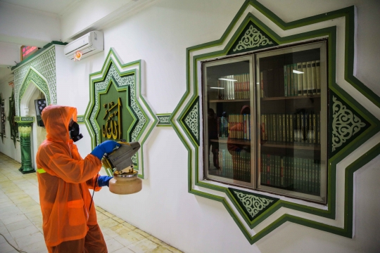 Masjid Pangeran Diponegoro dan Klenteng Kong Miao di TMII Disemprot Disinfektan