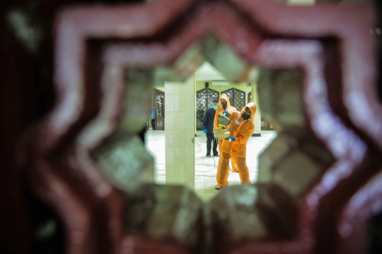 Masjid Pangeran Diponegoro dan Klenteng Kong Miao di TMII Disemprot Disinfektan