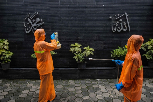 Masjid Pangeran Diponegoro dan Klenteng Kong Miao di TMII Disemprot Disinfektan