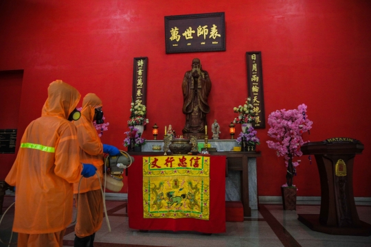 Masjid Pangeran Diponegoro dan Klenteng Kong Miao di TMII Disemprot Disinfektan