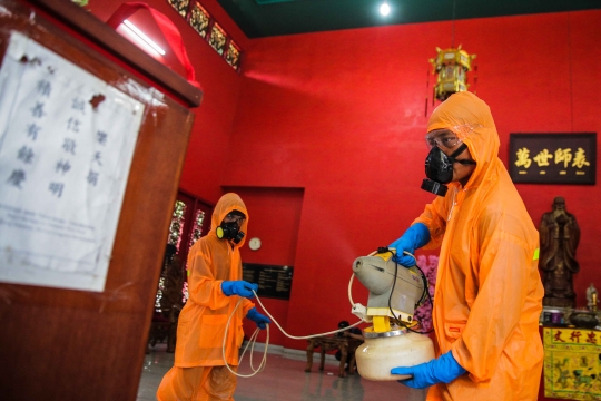 Masjid Pangeran Diponegoro dan Klenteng Kong Miao di TMII Disemprot Disinfektan