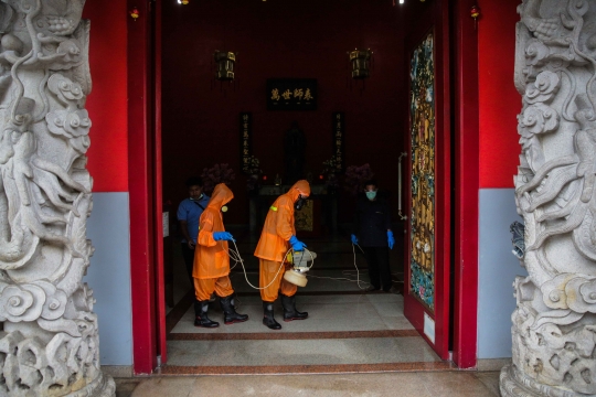 Masjid Pangeran Diponegoro dan Klenteng Kong Miao di TMII Disemprot Disinfektan